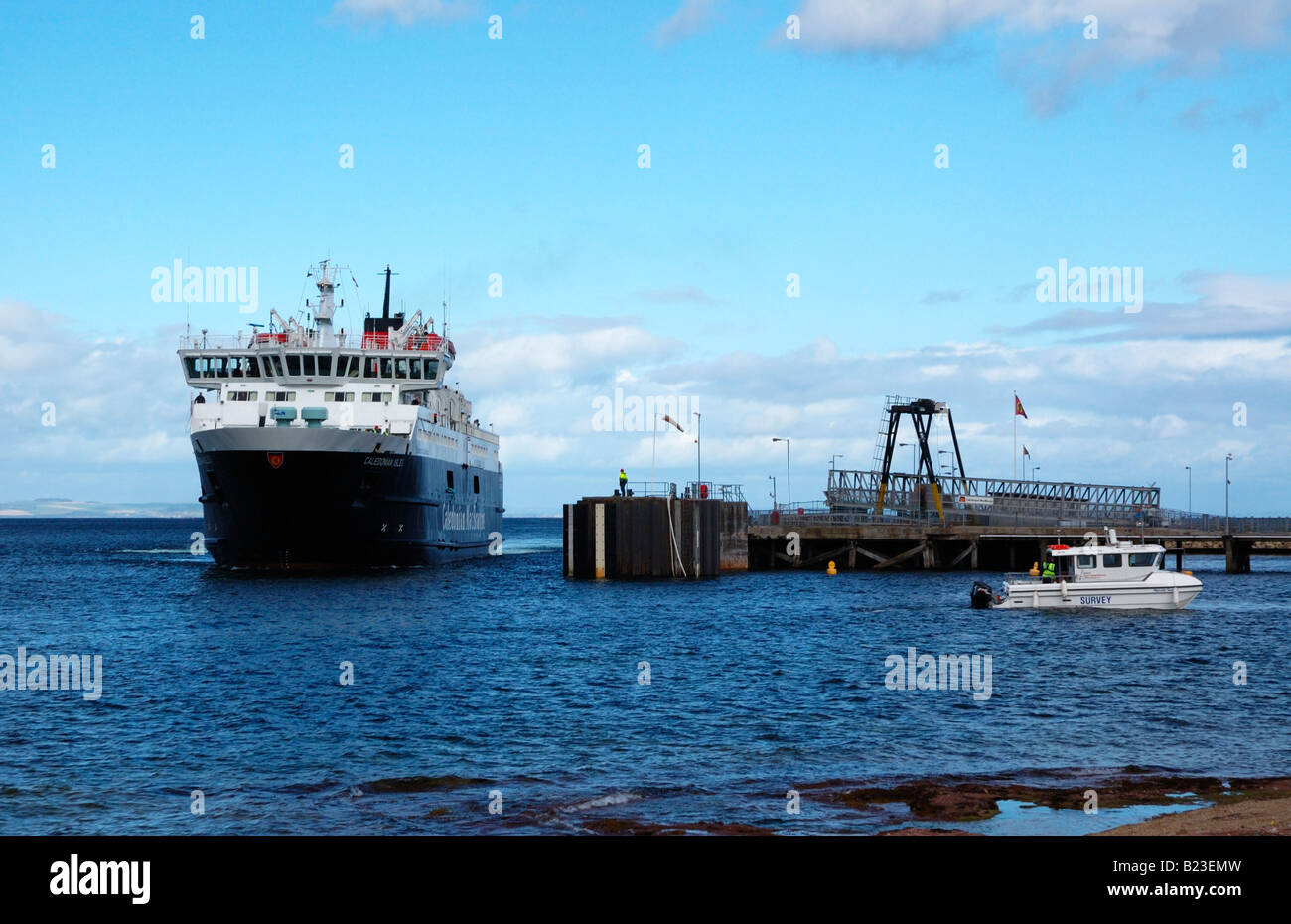 L'amarrage de l'CALMAC ferry dans le Lochranza terminal de ferry sur l'île d'Arran, Ecosse Banque D'Images