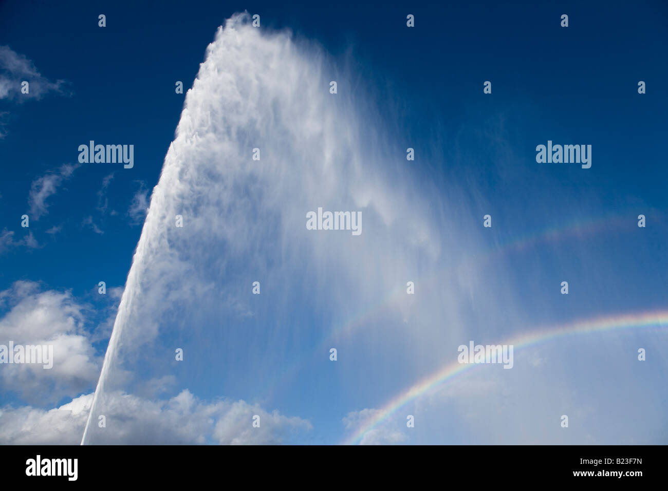 Un arc-en-ciel dans la fontaine au jet d'eau dans le Lac Léman Genève Suisse Banque D'Images