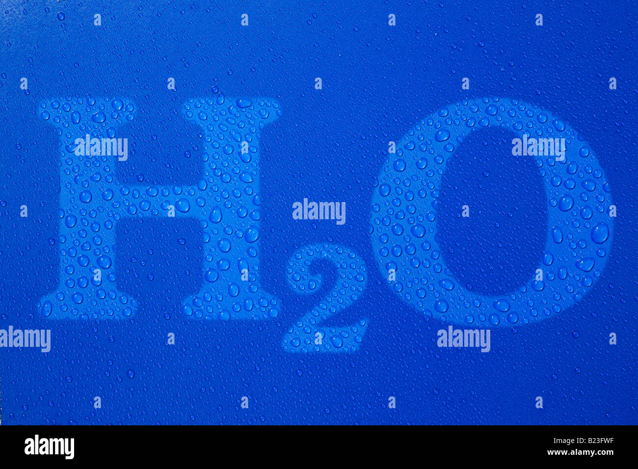 H2O gouttelettes d'eau Symbole de texte sur fond bleu Banque D'Images