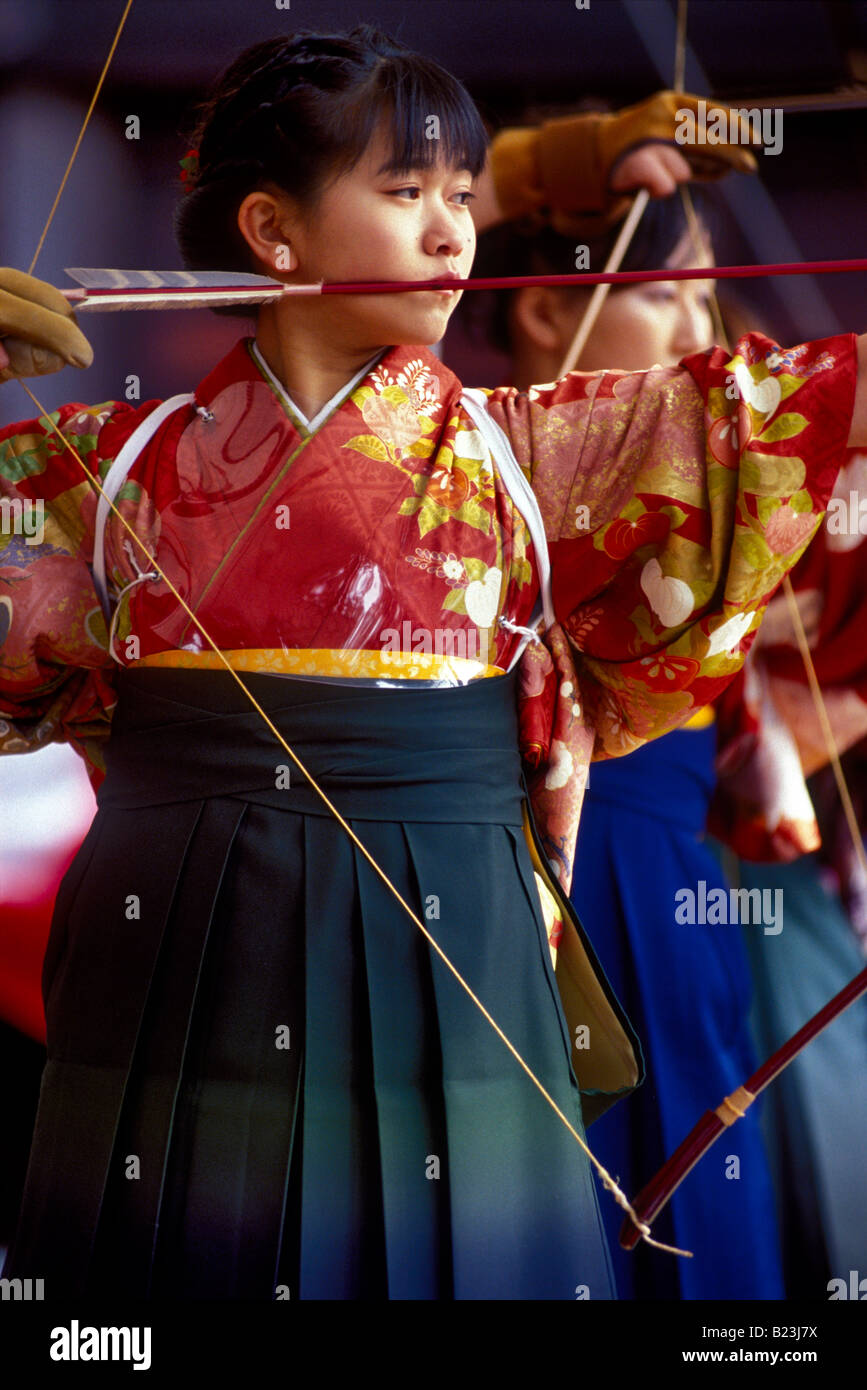 Women wearing kimono tirant des flèches dans la compétition de tir à l'Toshiya à Sanjusangendo Temple de Kyoto au cours de la nouvelle année Banque D'Images