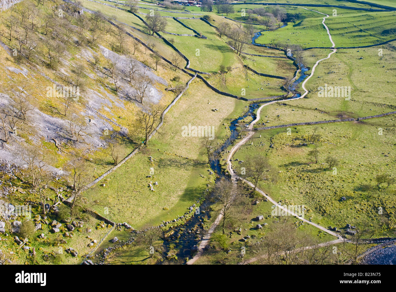 Vue aérienne de Malham Beck et valley Banque D'Images