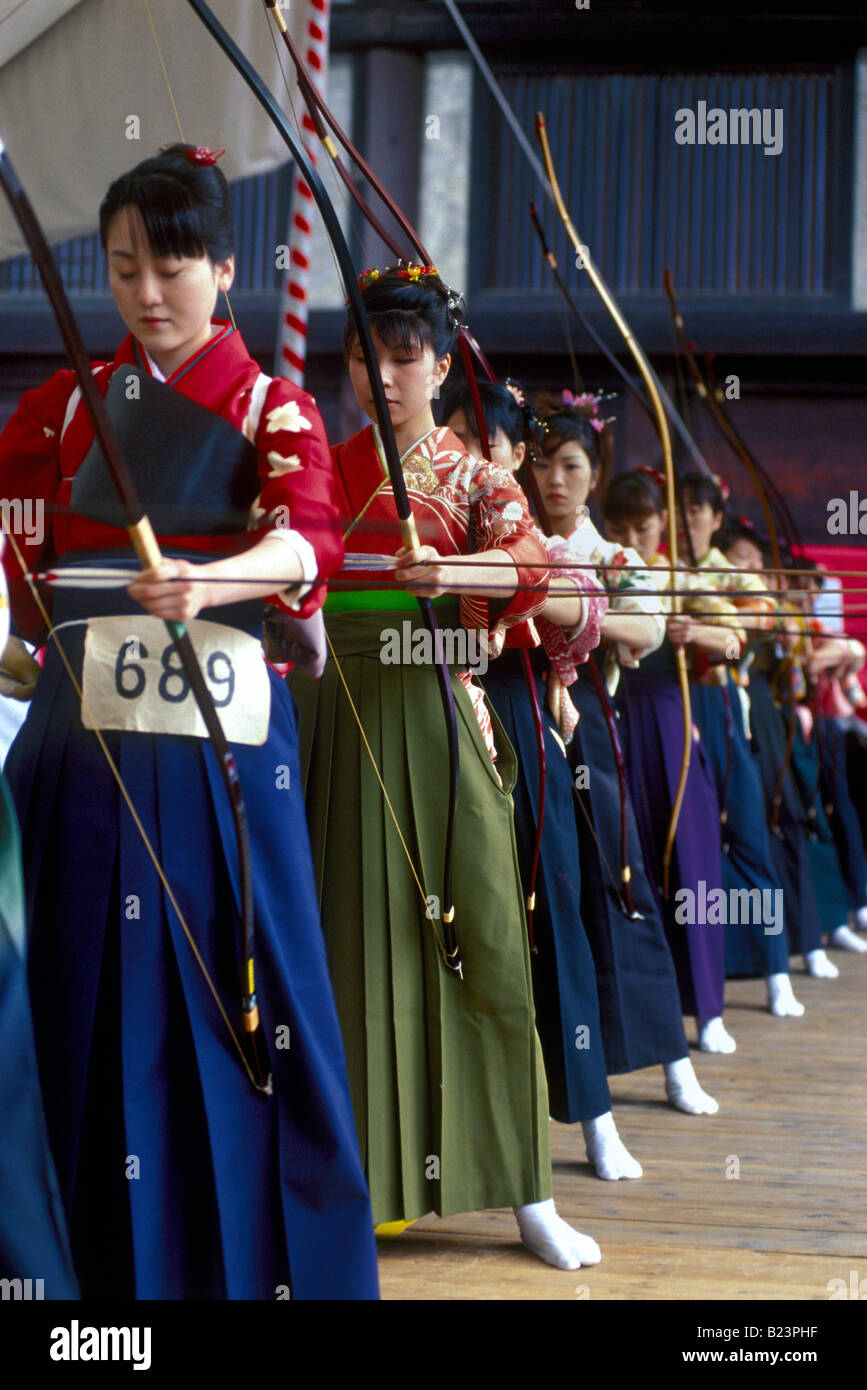 Women wearing kimono tirant des flèches dans la compétition de tir à l'Toshiya à Sanjusangendo Temple de Kyoto au cours de la nouvelle année Banque D'Images