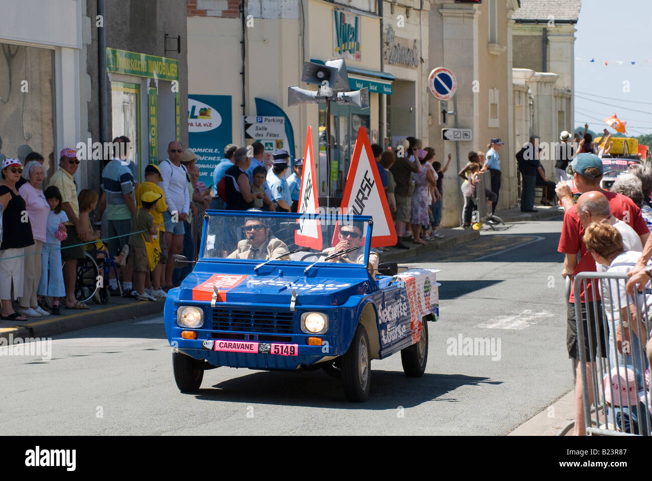 Tour de France 2008 caravane - Citroen Mehari le cours de sécurité parrainée par voiture Vittel Eau thermale, France. Banque D'Images