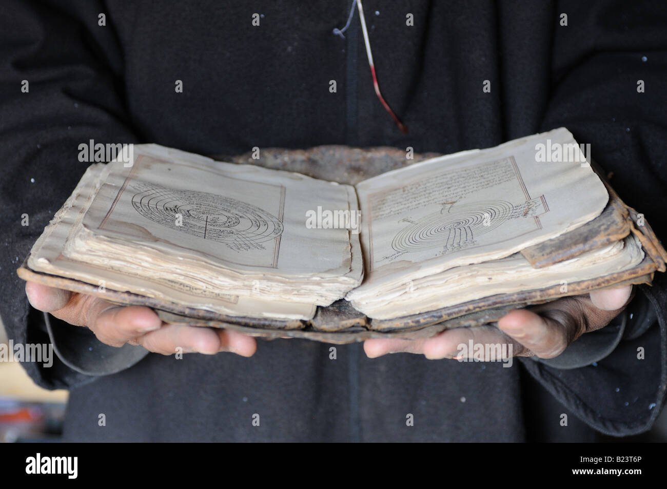 Man holding vieux manuscrits du saint Coran Ouadane Afrique de l'Ouest Mauritanie Afrique Banque D'Images