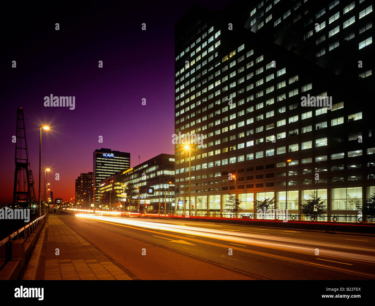 Maasboulevard avenue au soir ville de Rotterdam Hollande Banque D'Images