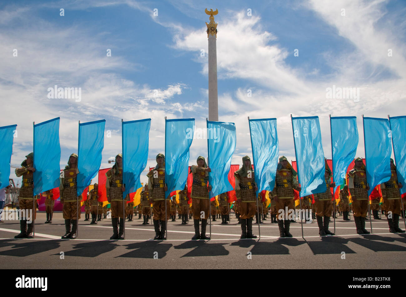 Les membres des forces armées kazakhes portent des costumes historiques en participant à une cérémonie célébrant l'anniversaire de la ville dans la capitale du Kazakhstan, Astana Banque D'Images