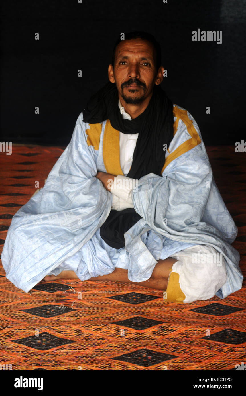 Bédouin traditionnel habillé homme assis sur le sol de l'Afrique de l'Ouest Afrique Mauritanie Nouakchott Banque D'Images