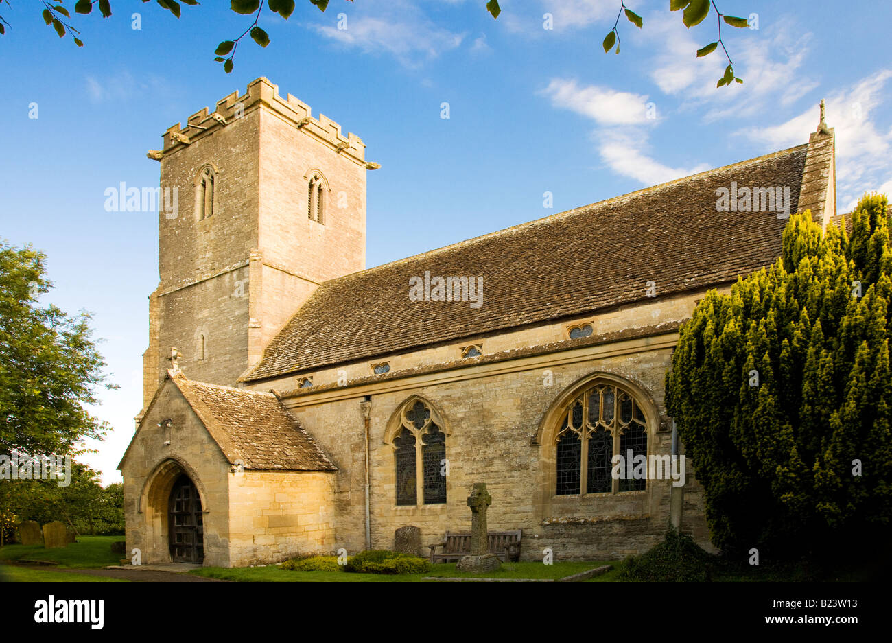 Holy Cross Church, une église normande dans le village de Cotswold Ashton Keynes, Wiltshire, England, UK Banque D'Images