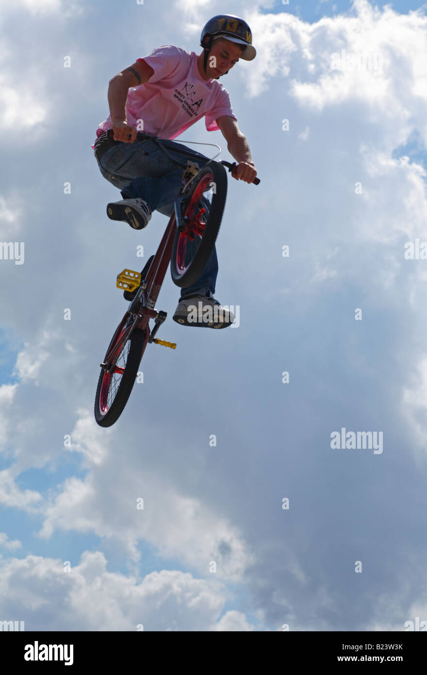 Stunt BMX rider à la mi-air à Hunstanton's Lifestyle Week-end affichage BMX, 6e juillet 2008, Engand, Royaume-Uni. Banque D'Images