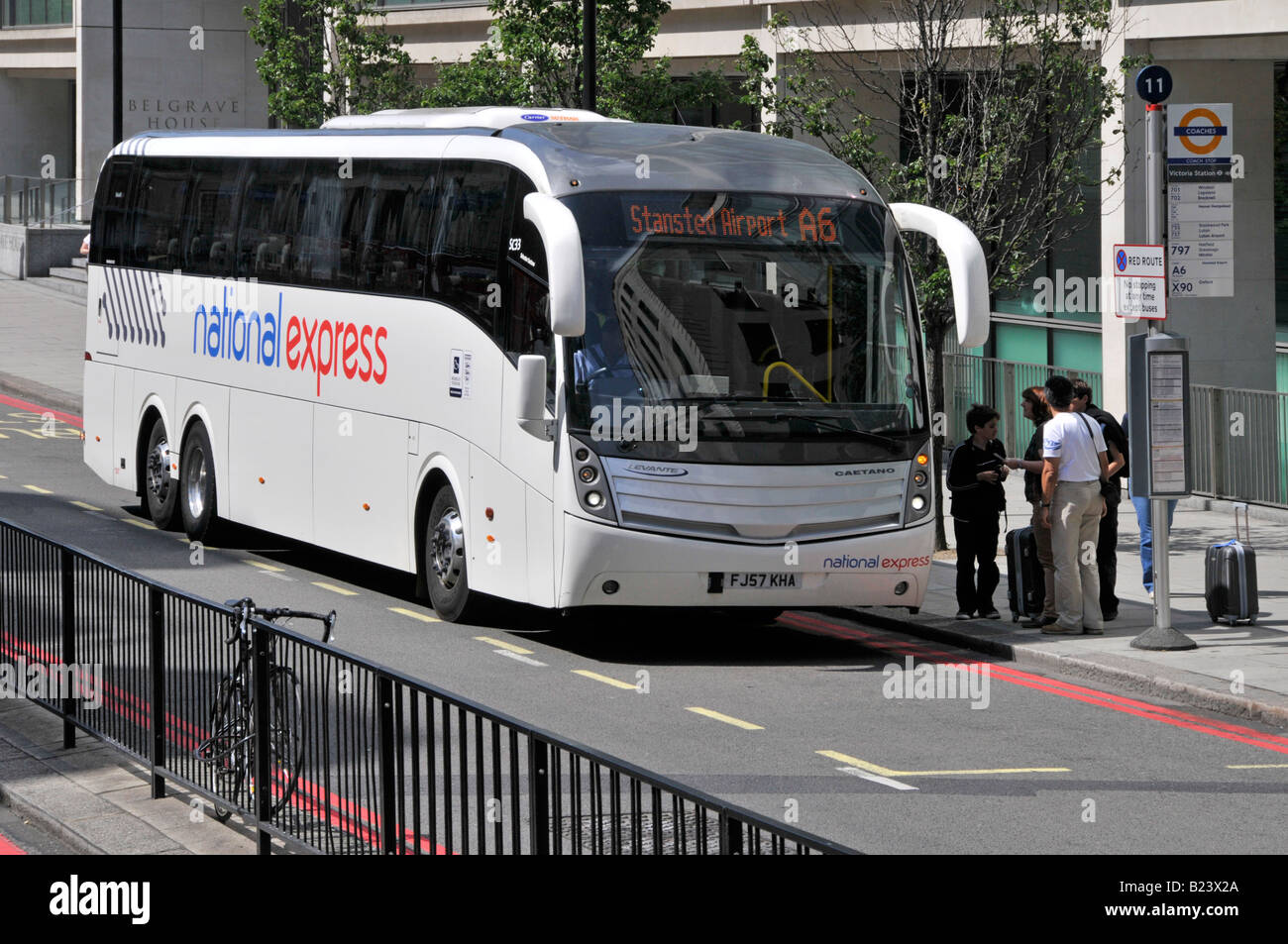 Avec l'arrêt de bus National Express Coach ramasser des passagers Banque D'Images