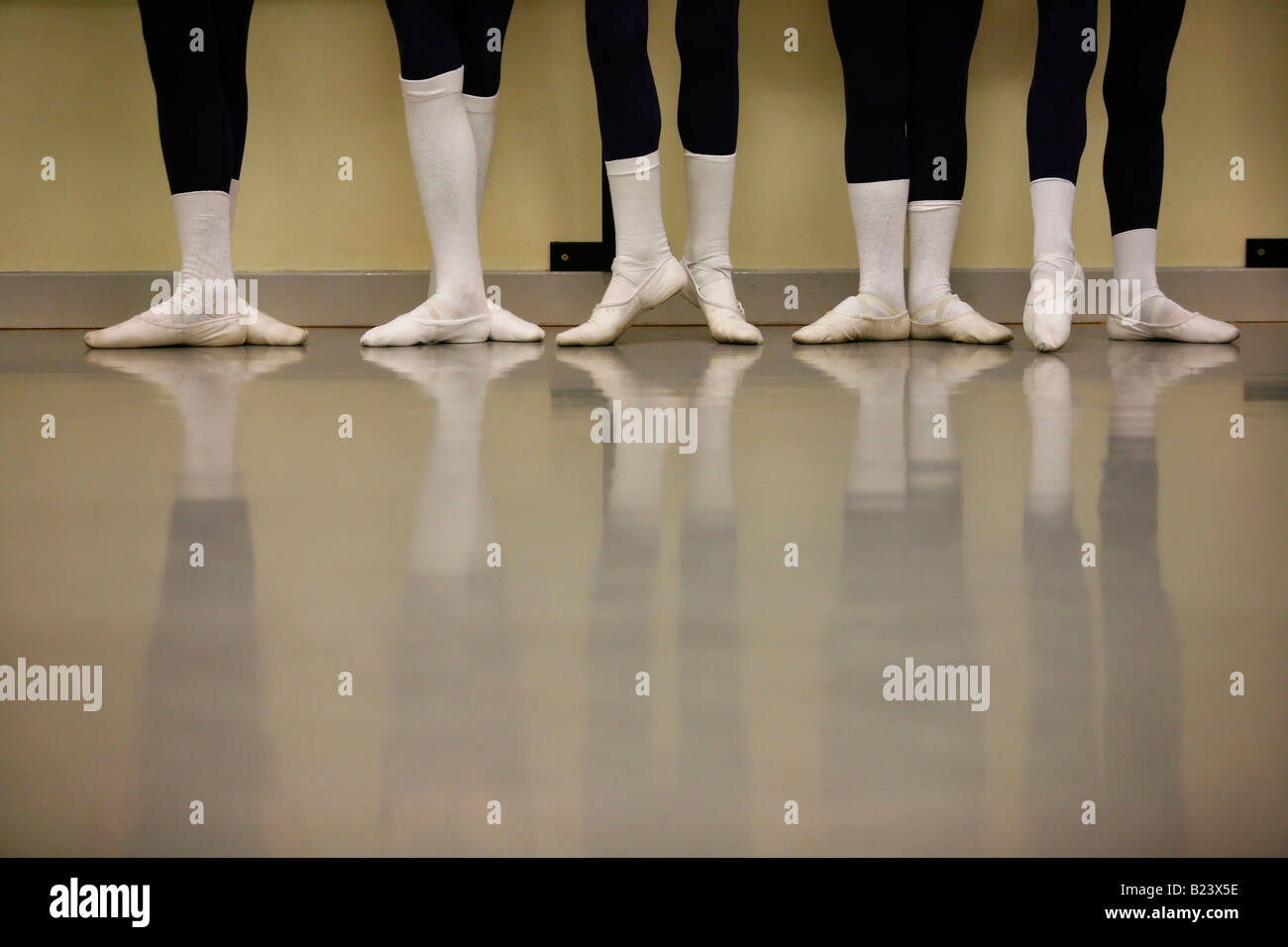 Les jeunes danseurs de ballet dans le BALLET CLASS Banque D'Images