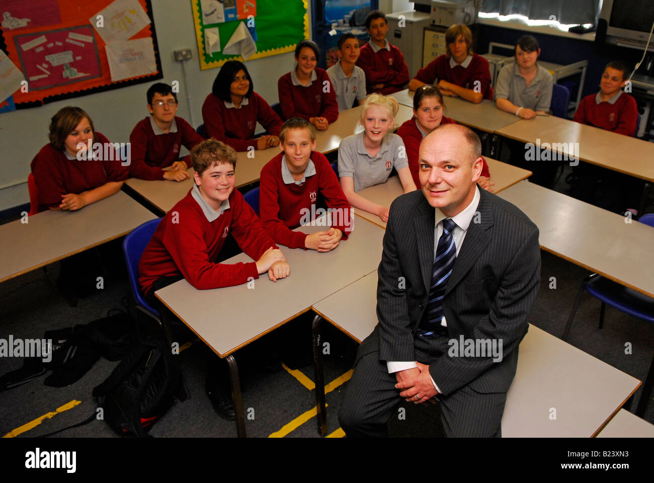 Établissement de classe avec les élèves, l'école Whitton, Hounslow, Middlesex, Royaume-Uni. Banque D'Images