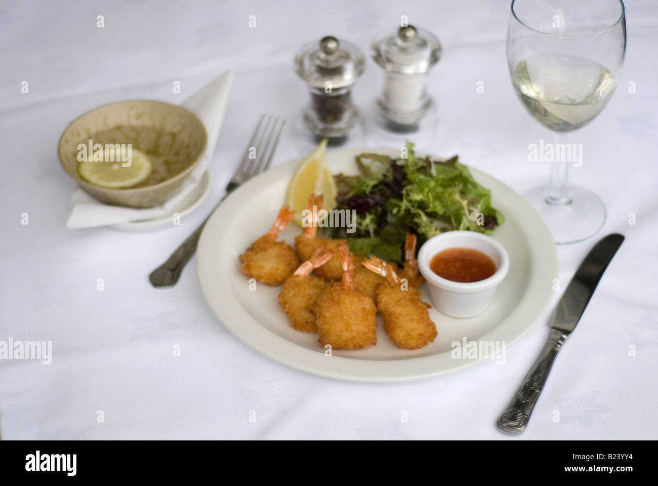 Crevettes panées avec une trempette au Chili doux Banque D'Images