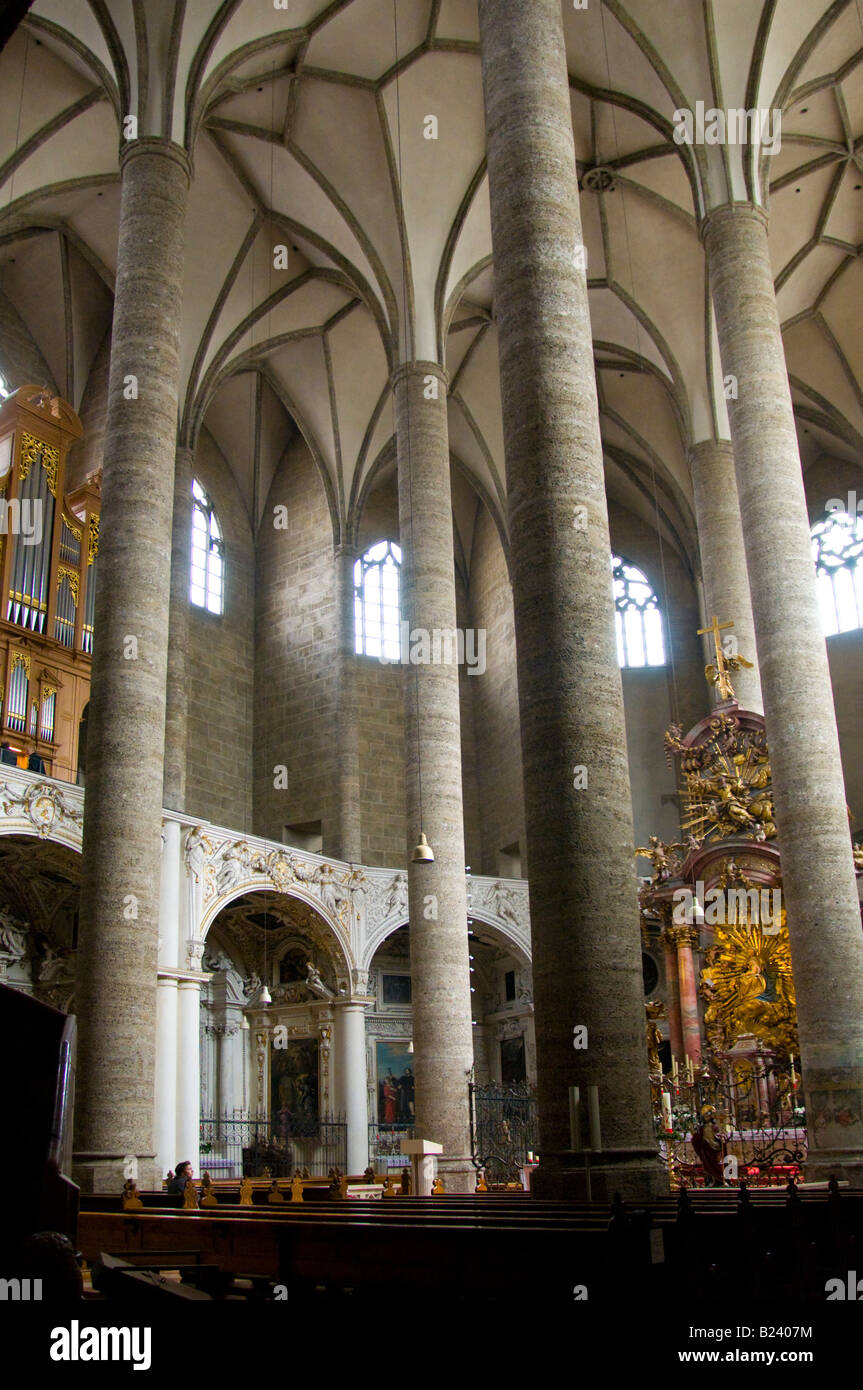 Salzbourg, Autriche. Jesuitenkirche (Église Franciscaine) de l'intérieur. Des piliers et des voûtes gothiques Banque D'Images