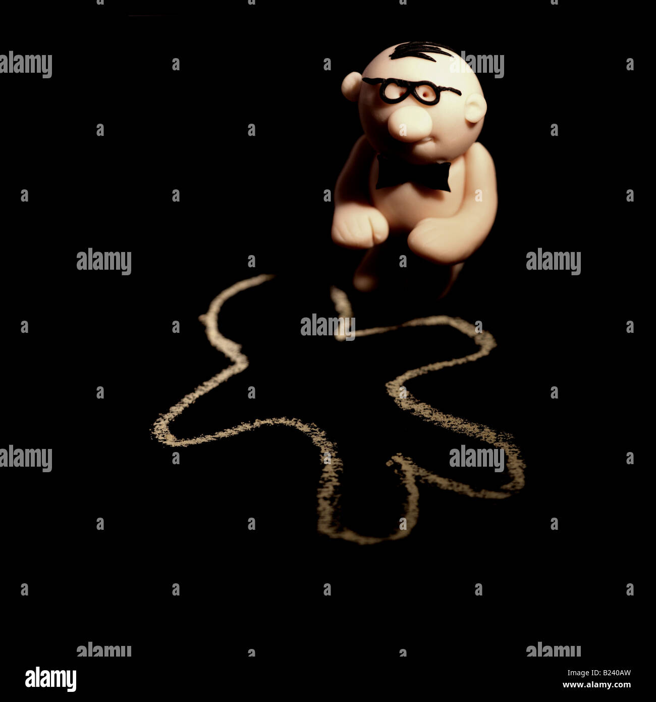 Détective sur une scène de meurtre avec le contour craie d'un corps Banque D'Images