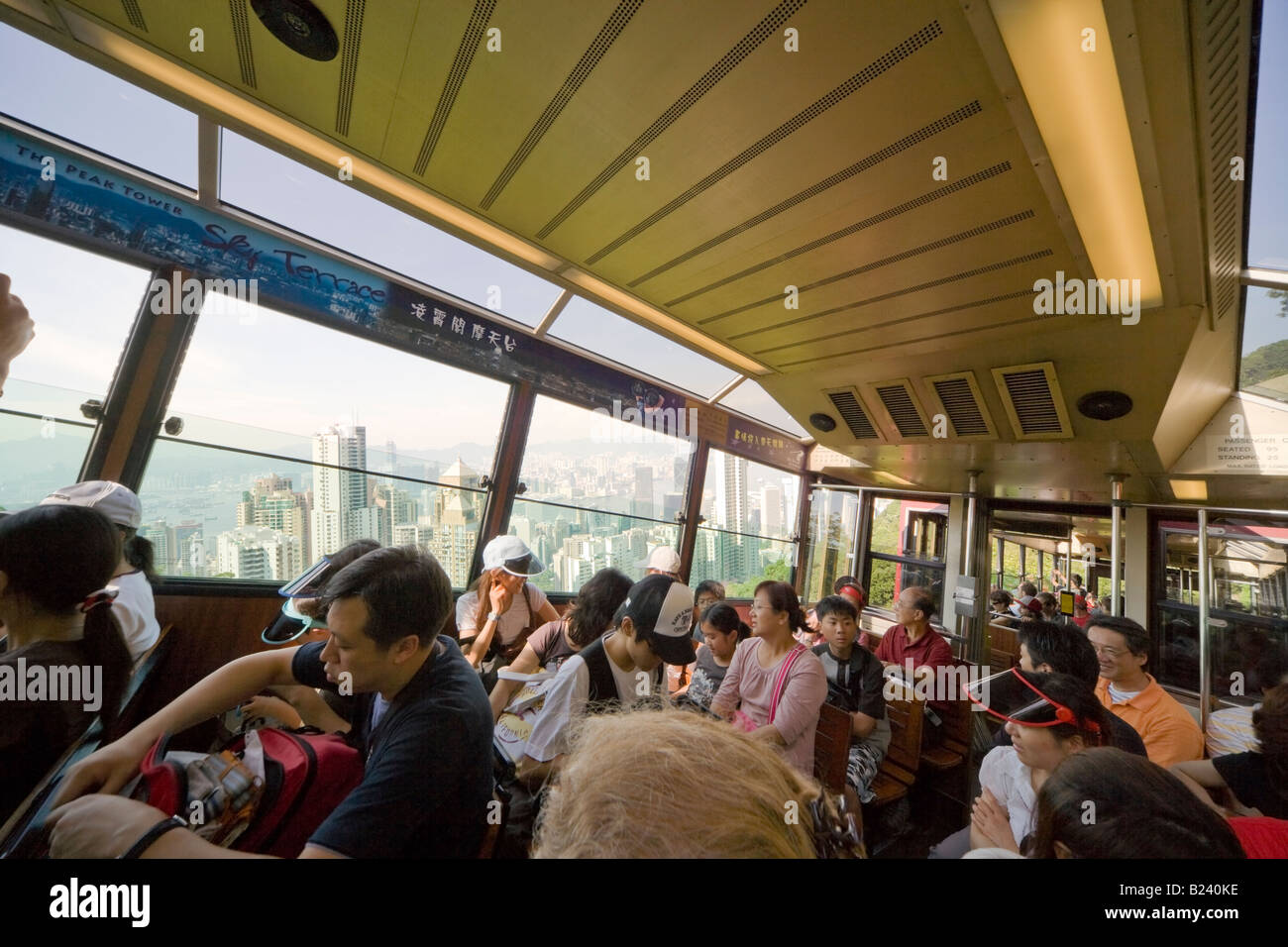 Passagers à l'intérieur du funiculaire Peak Tram, une importante attraction touristique de Hong Kong Banque D'Images