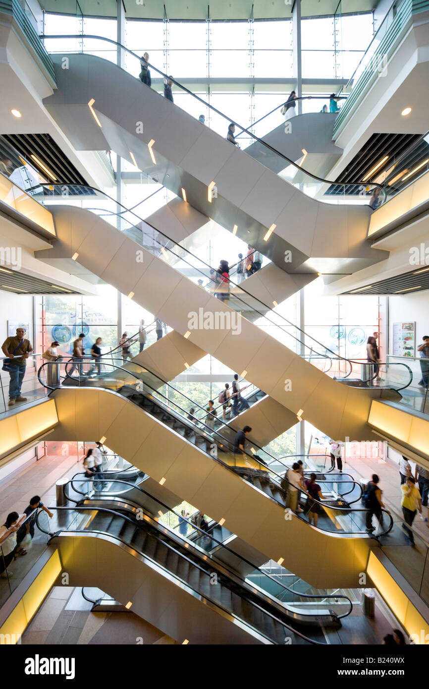 Les visiteurs, les touristes et les consommateurs sur le passage d'escaliers mécaniques à l'intérieur de la Tour de Victoria Peak, à Hong Kong, SAR, Chine Banque D'Images