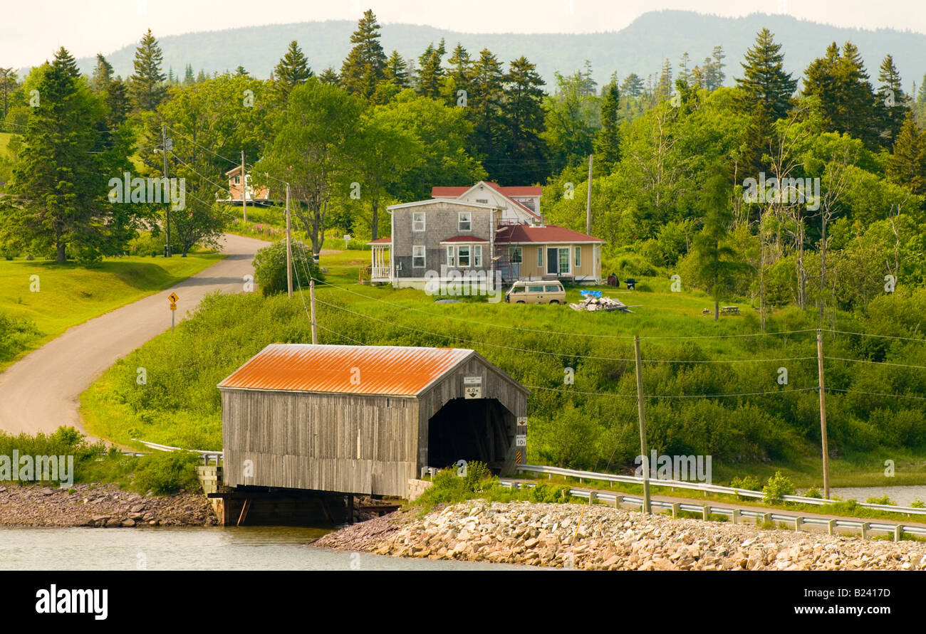 Canada Nouveau-brunswick Pont couvert le long de la Baie Longue Portée près de Hampton Bay of Fundy Banque D'Images