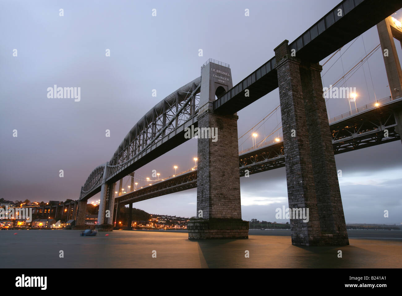 Ville de Plymouth, en Angleterre. Crépuscule sur la Isambard Kingdom Brunel construit Royal Albert Pont ferroviaire et du pont routier de Tamar. Banque D'Images