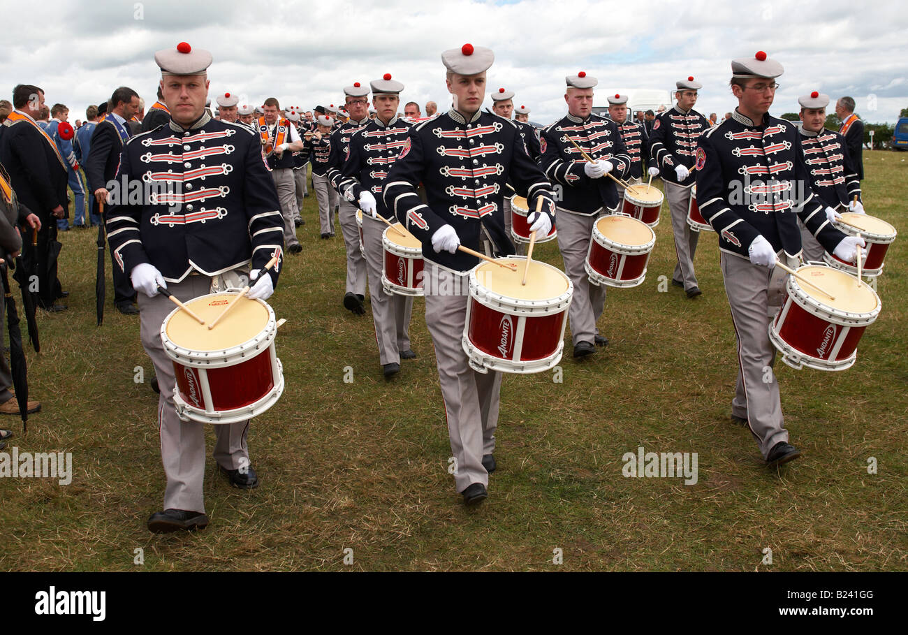 Membres du tambour et flûte loyaliste de bande le domaine en uniforme pendant 12 juillet Célébrations dans Dromara Orangefest Banque D'Images