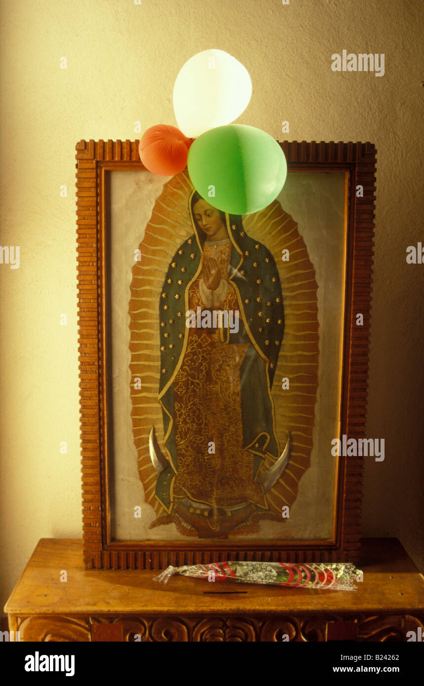 Portrait de la Vierge de Guadalupe décorée pour Dia de la Virgen de Guadalupe, de Patzcuaro, Michoacan, Mexique Banque D'Images