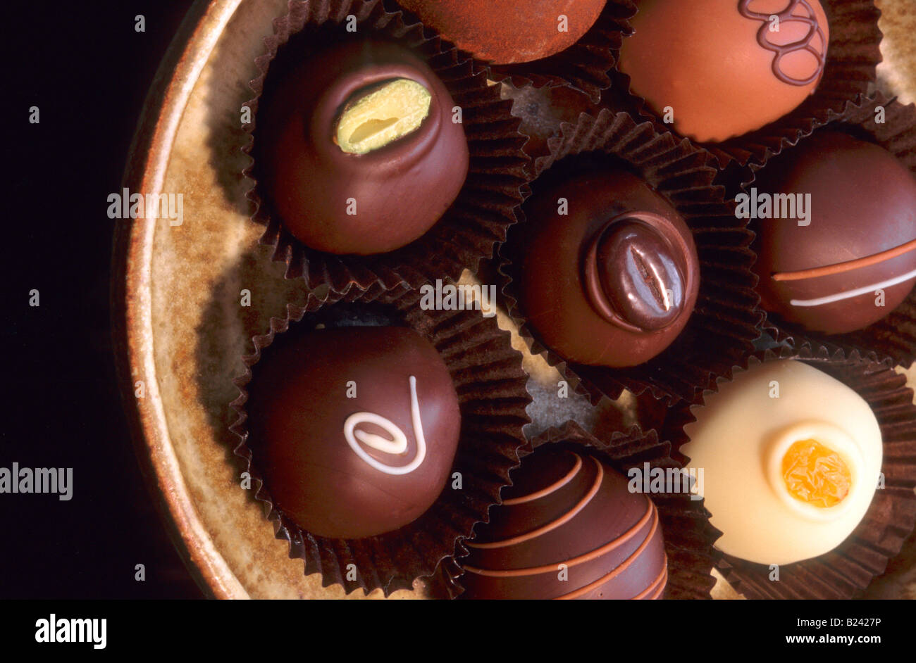 Bonbons de chocolat dans un bol. Banque D'Images