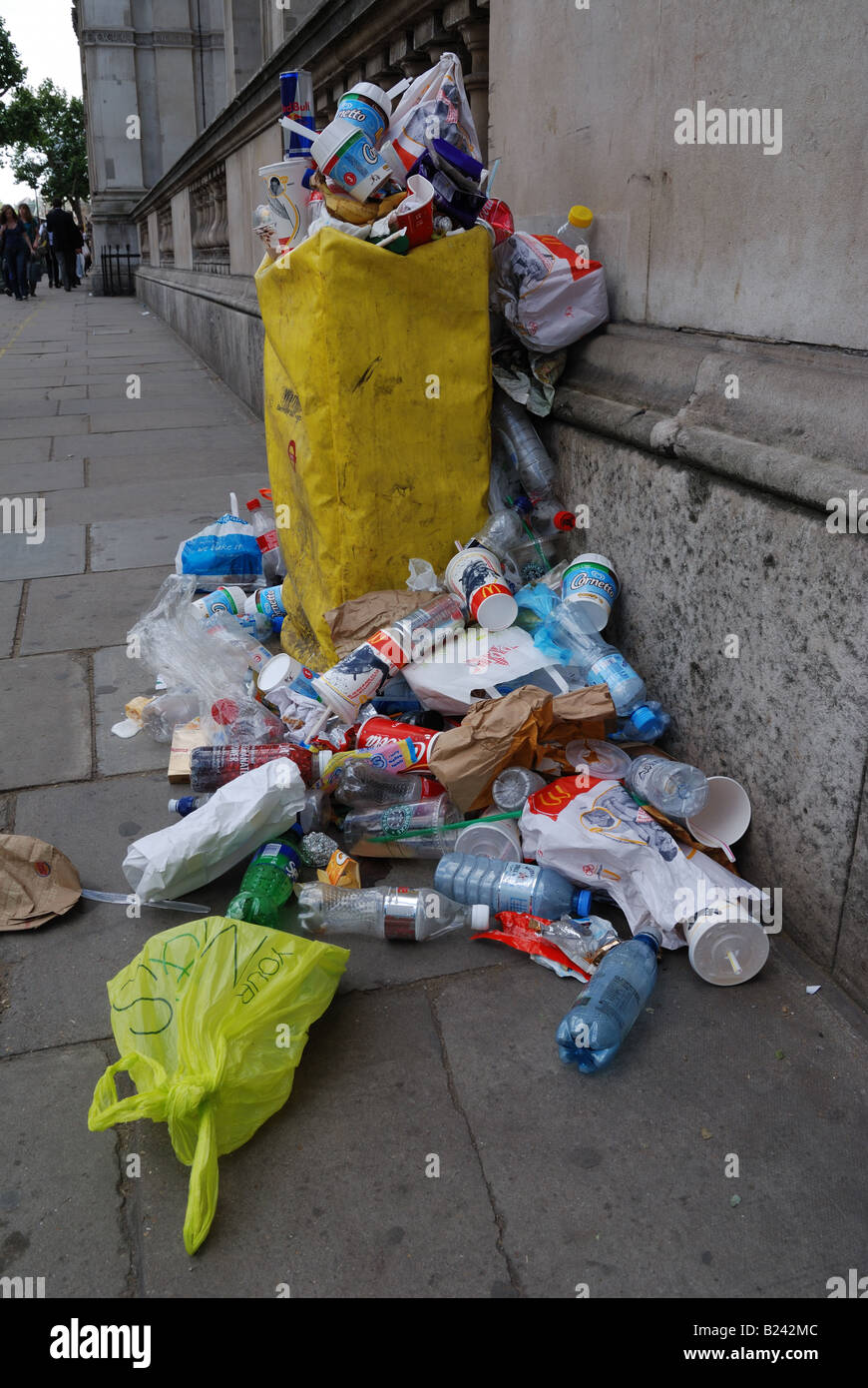 Une poubelle débordante. Londres. Corbeille. Les déchets Photo Stock - Alamy