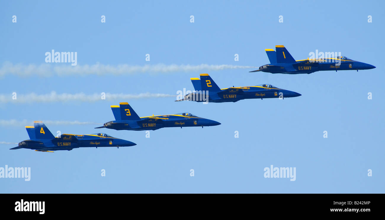 Quatre anges bleu marine de l'équipe de démonstration en vol d'avions volant à l'horizontale dans une formation serrée Banque D'Images