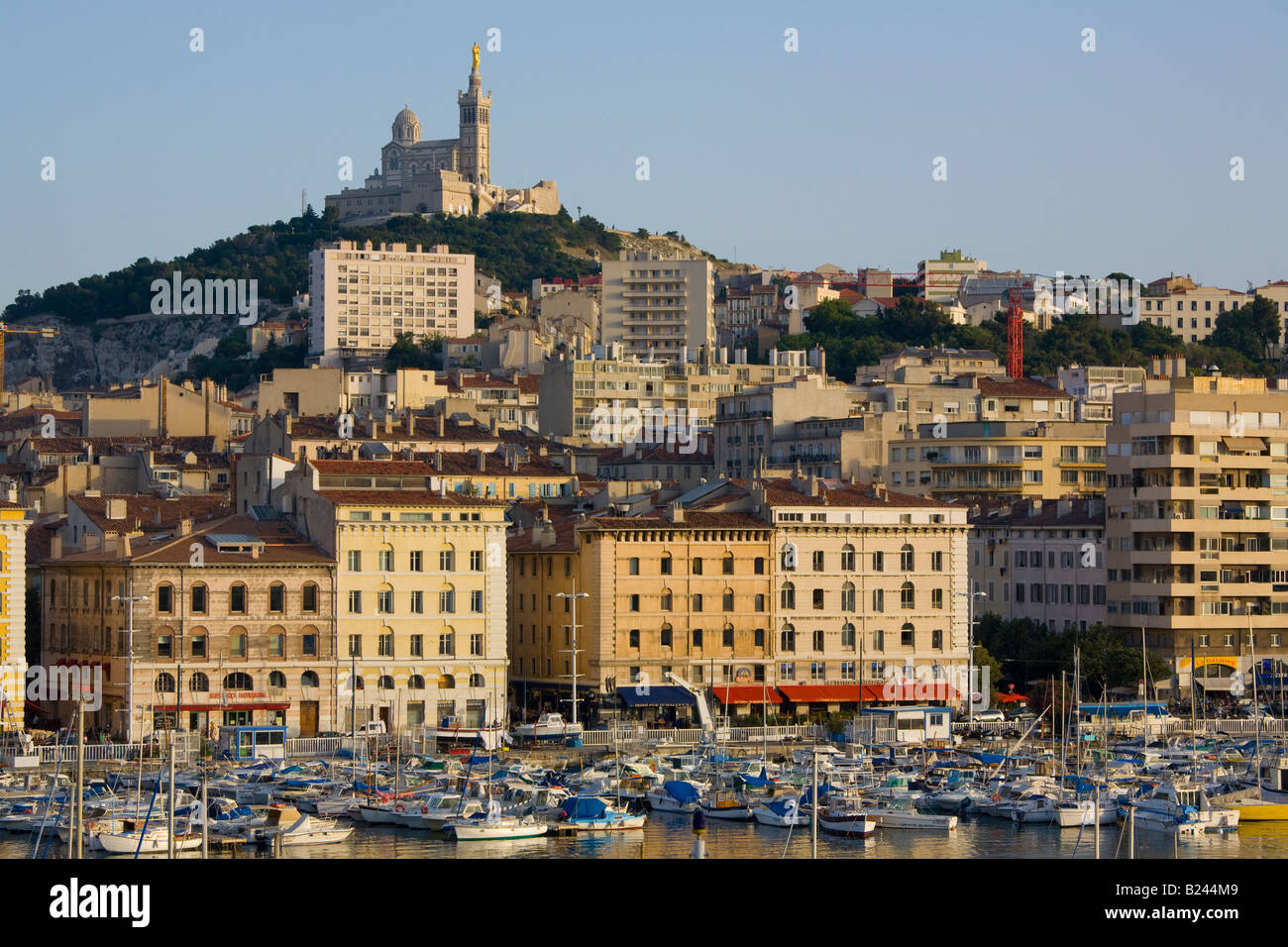 Vieux port de Marseille avec Notre-Dame-de-la-Garde en arrière-plan Banque D'Images