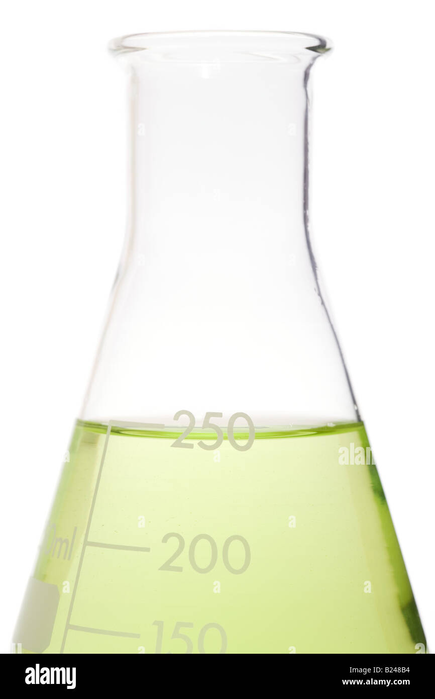 Un liquide vert dans une fiole volumétrique Banque D'Images