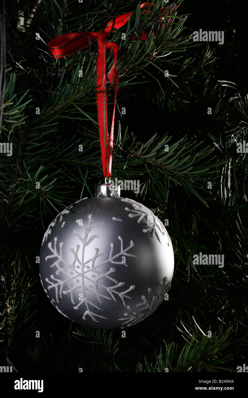 Le sapin de Noël avec un ornement argenté en gros plan images photos photographie vente pour sur alamy vertical aux États-Unis US haute résolution Banque D'Images