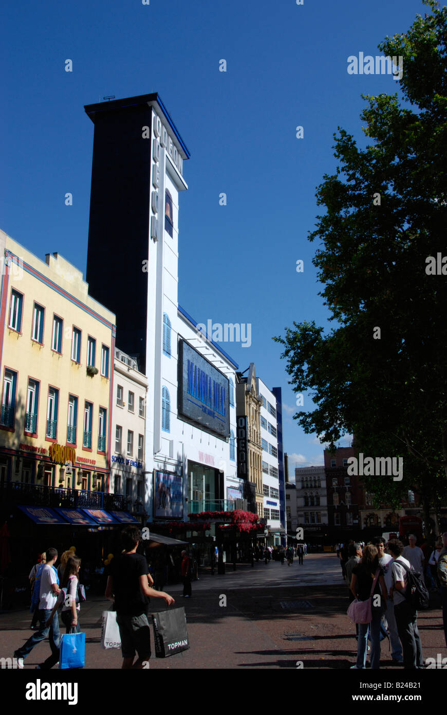 Vue sur Leicester Square montrant le cinéma Odeon London England Banque D'Images