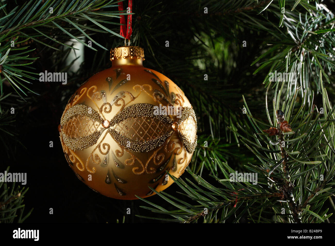 Le sapin de Noël avec un ornement doré en gros plan images photos photographie vente pour sur alamy horizontal aux USA US haute résolution Banque D'Images