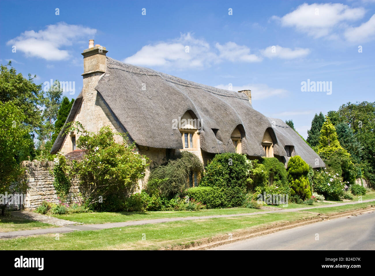 Une ancienne chaumière traditionnelle maison de campagne dans les Cotswolds Banque D'Images