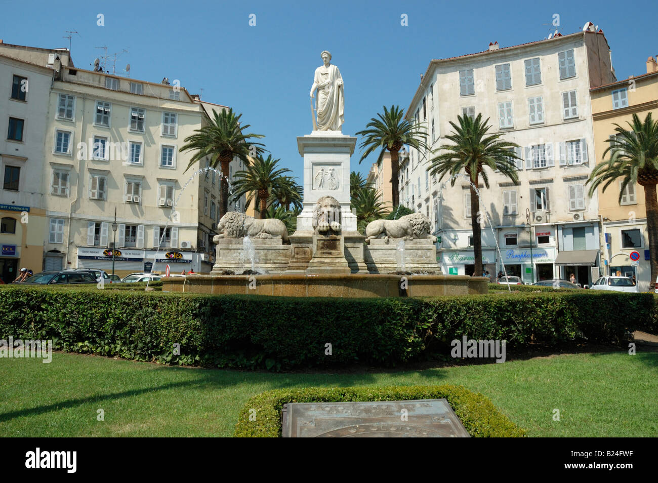 Une statue en marbre blanc de Napoléon sur Place Foch avec des lions et des fontaines, Ajaccio Corse Banque D'Images