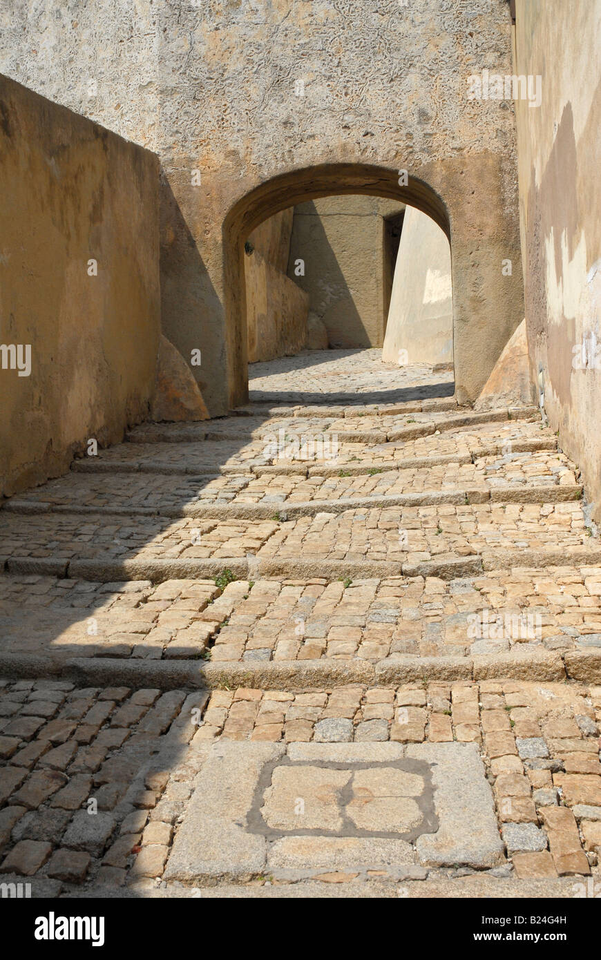 Passage, étapes et par archway citadelle de Calvi dans le nord de la Corse Banque D'Images