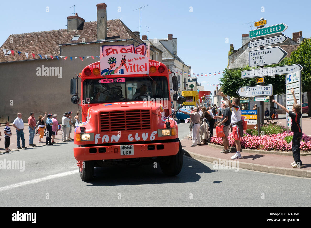 Tour de France 2008 - caravane reconvertie (American school bus) parrainé par "Vittel" l'eau de source, France. Banque D'Images