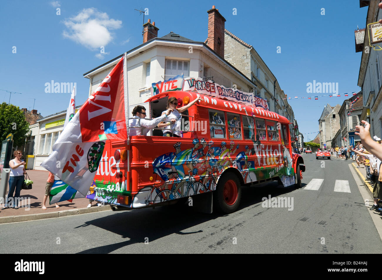 Tour de France 2008 - caravane reconvertie (American school bus) parrainé par "Vittel" l'eau de source, France. Banque D'Images
