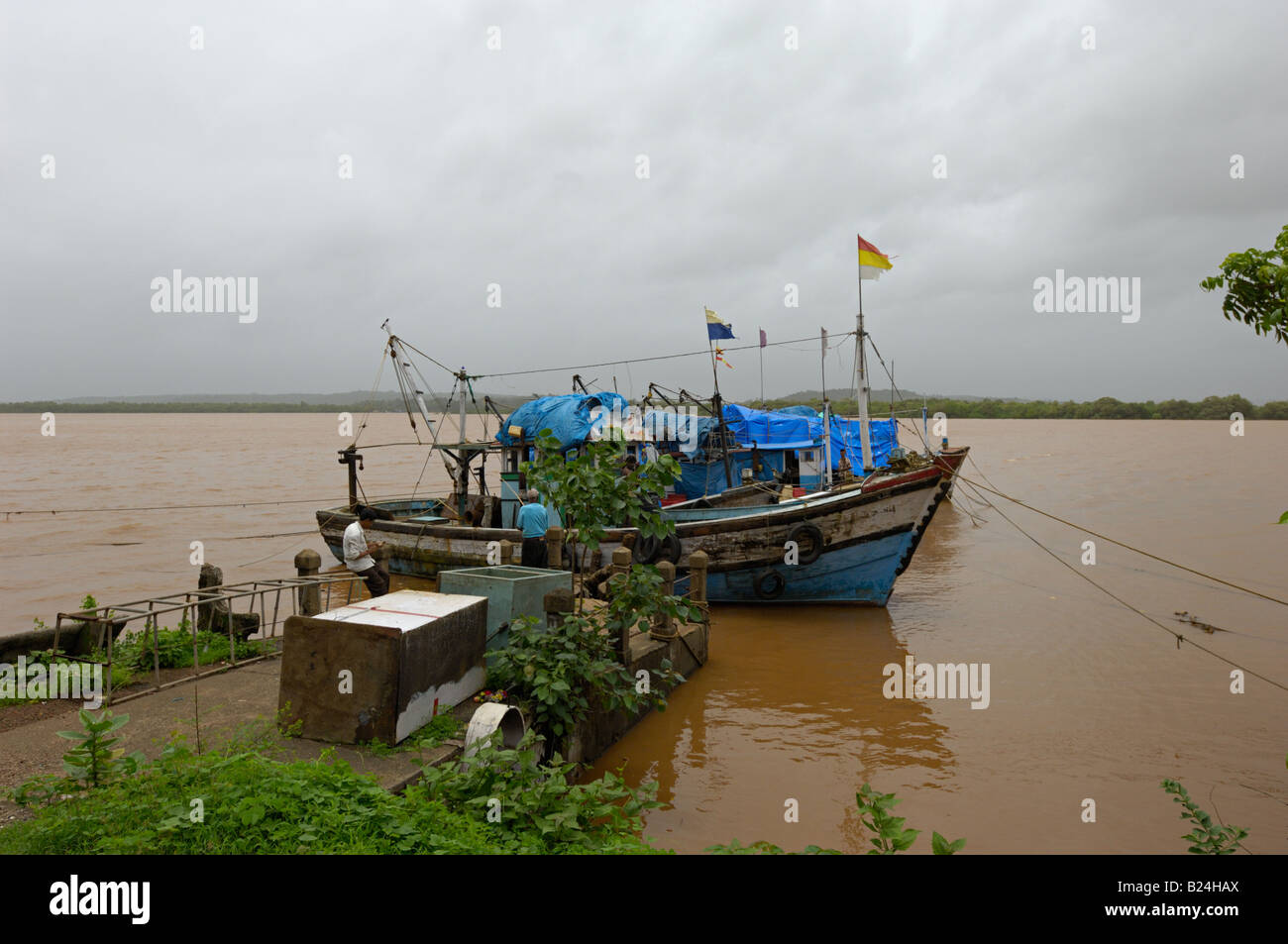 Bateaux de pêche sur une jetée Banque D'Images