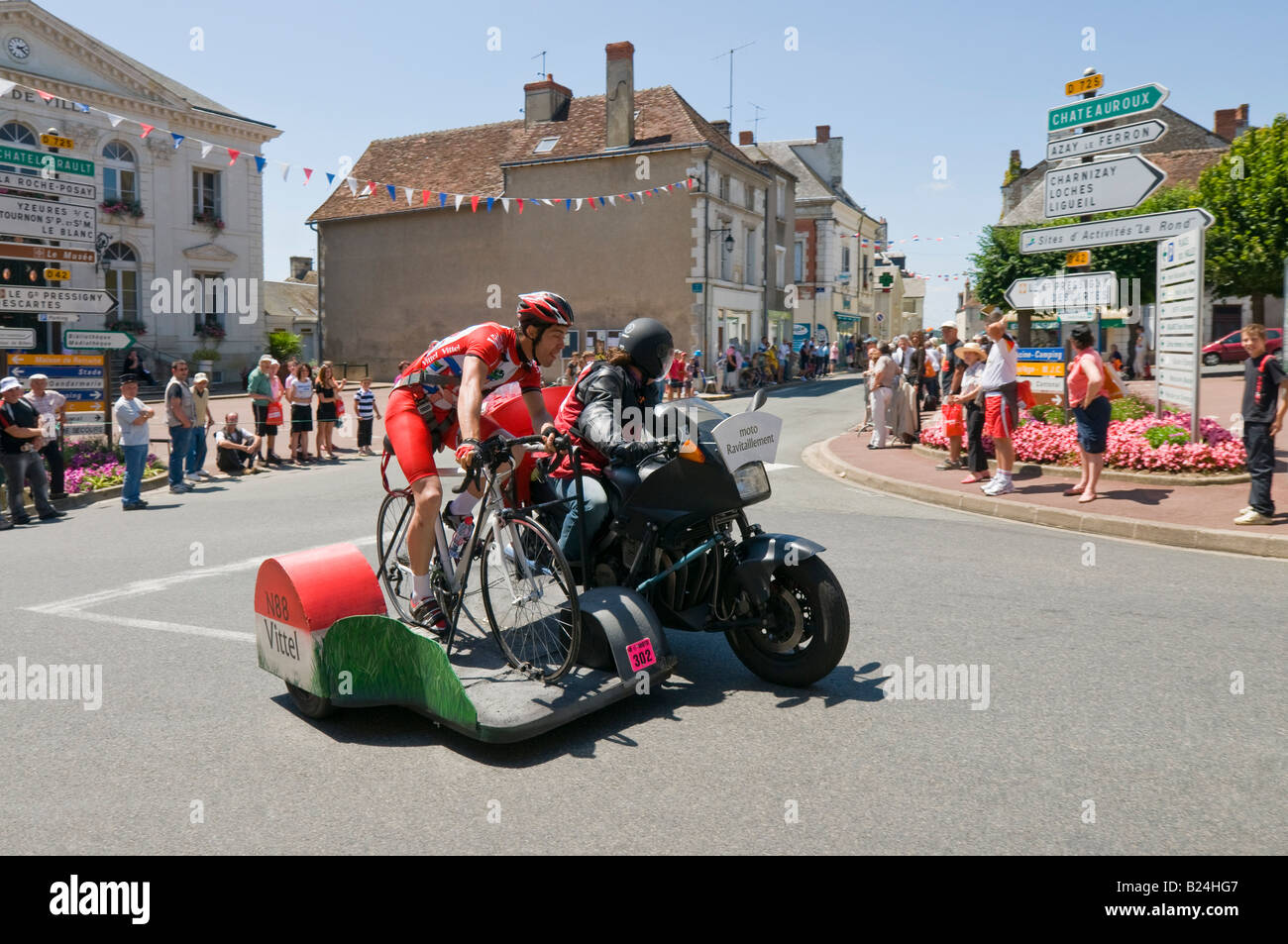 Tour de France 2008 caravane - moto & side-car parrainé par "Vittel" l'eau de source, France. Banque D'Images