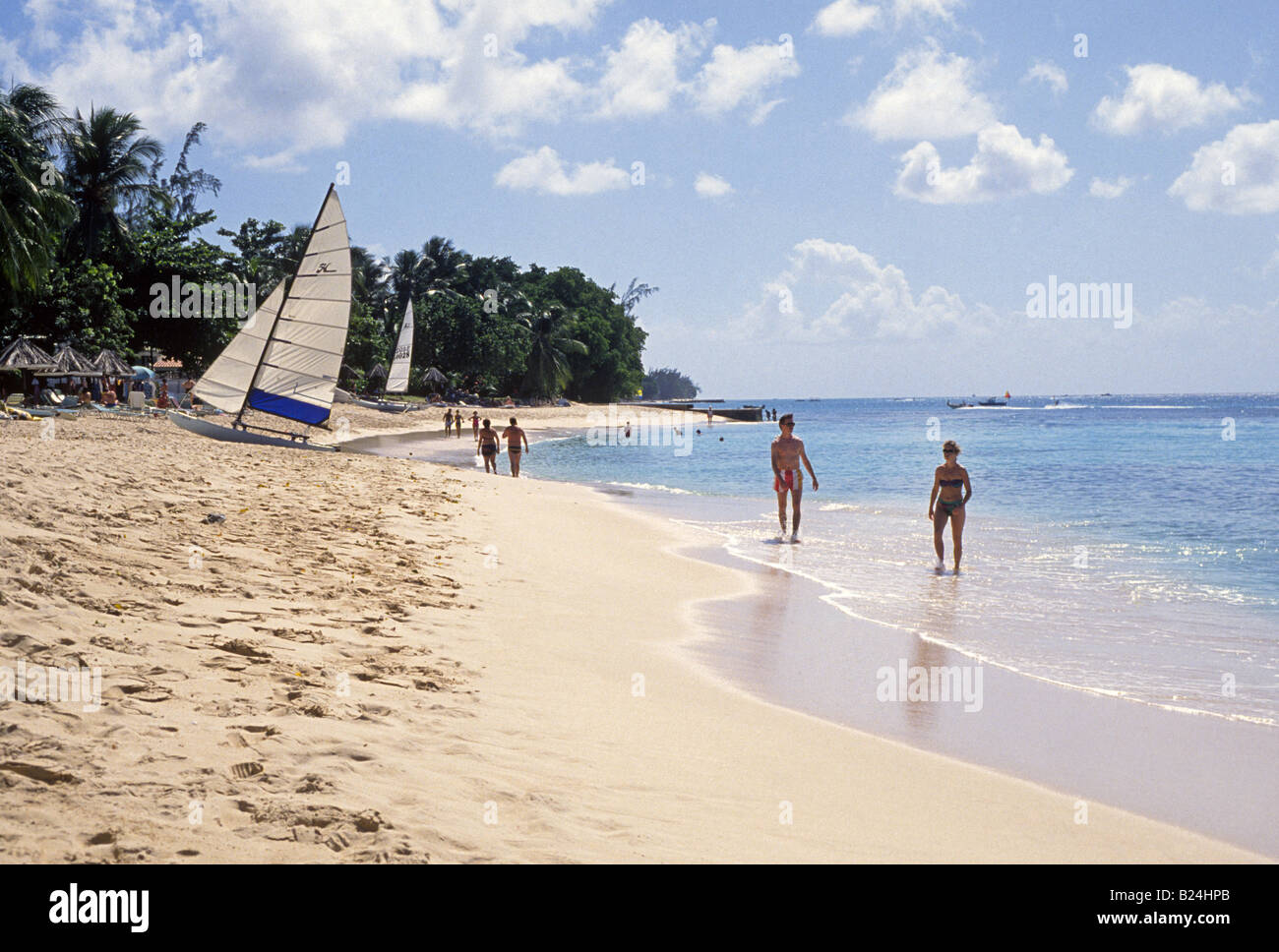 Les visiteurs profiter de la plage et du surf près de la ville de Bridgetown Banque D'Images