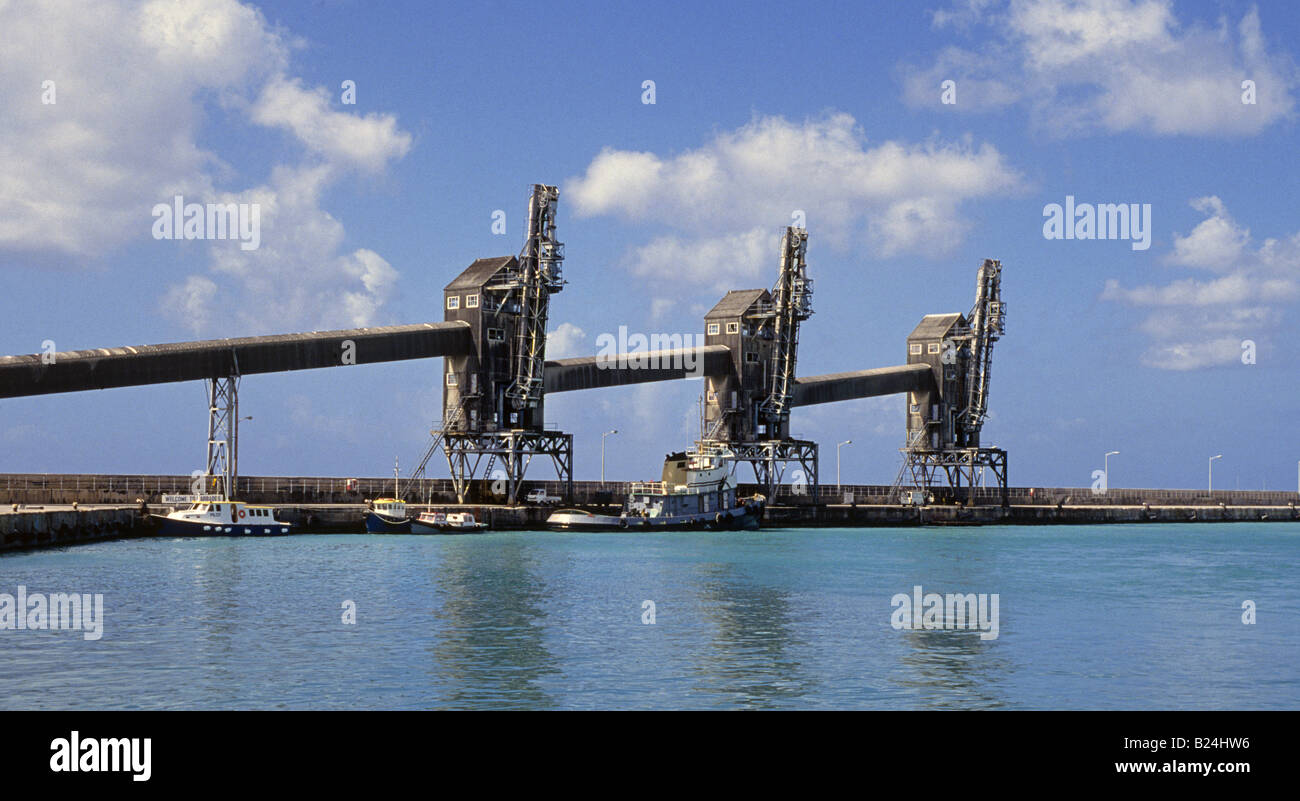 Chargement énorme et d'unités de stockage pour le sucre de canne le long du secteur riverain de Port de Bridgetown à la Barbade Banque D'Images