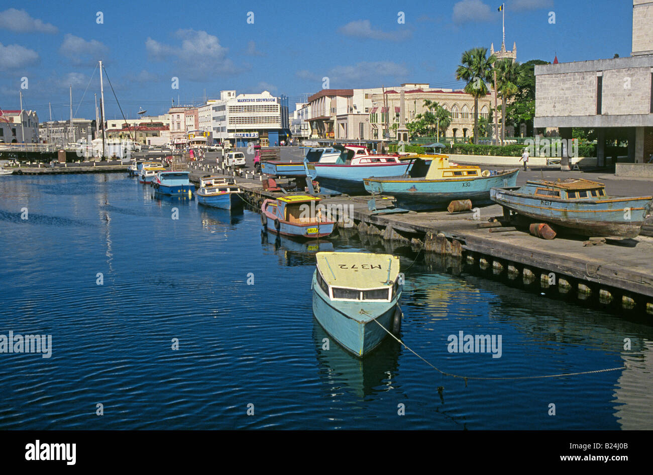 Une vue sur les bateaux dans le port de Bridgetown capitale de la Barbade Banque D'Images