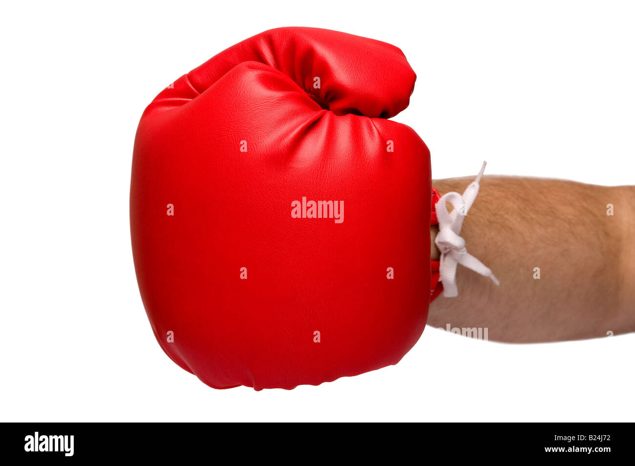 Gants de boxe en cuir rouge, la prestation d'un poinçon faible profondeur de champ avec l'accent sur le gant sur un fond blanc Banque D'Images