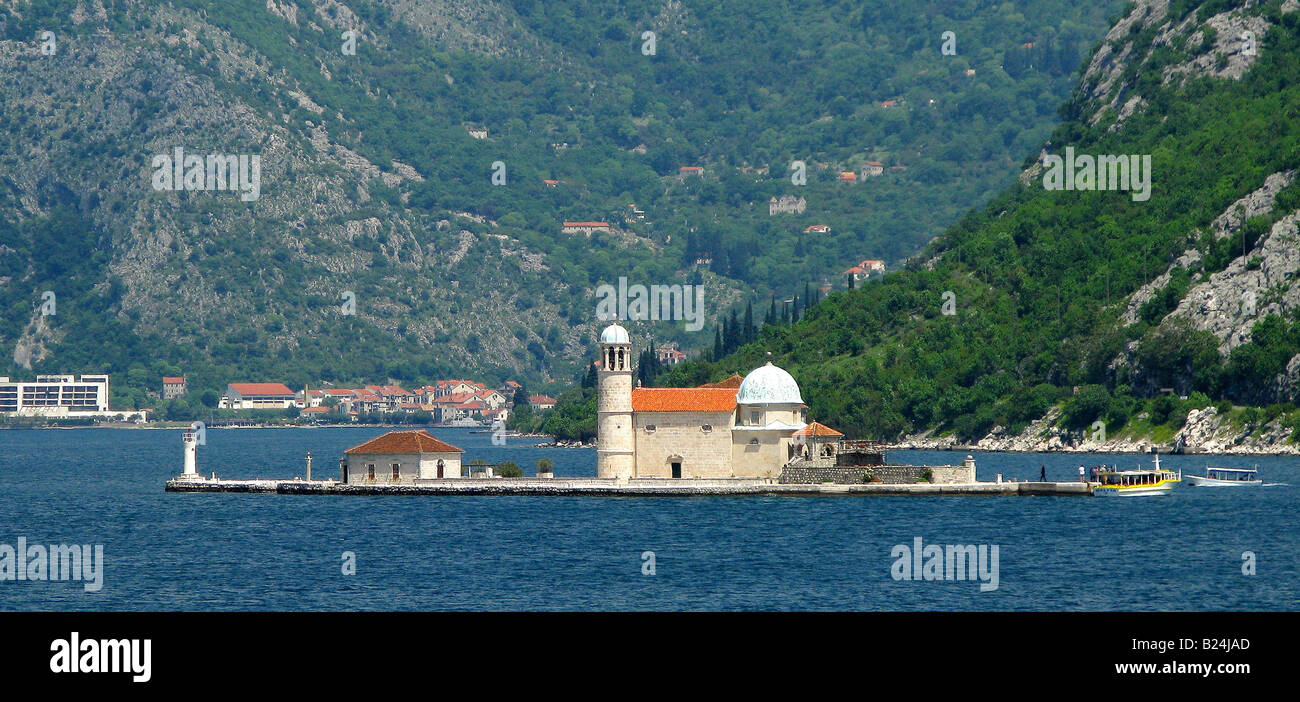 L'île de GOSPA OD Skrpelja avec son église baroque. Baie de Kotor, Monténégro. Banque D'Images