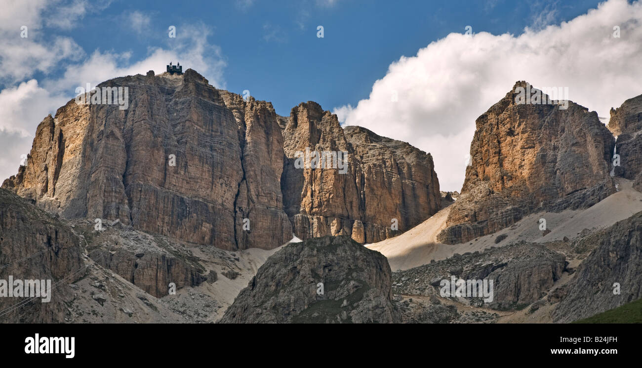 Sass Pordoi et Massif du Sella vus de Pordoi Pass, Dolomites, Italie Banque D'Images