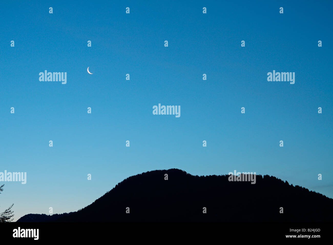 Croissant de lune à l'aube, four Hittisau, district de la région de Bregenzerwald Vorarlberg, Autriche, Banque D'Images