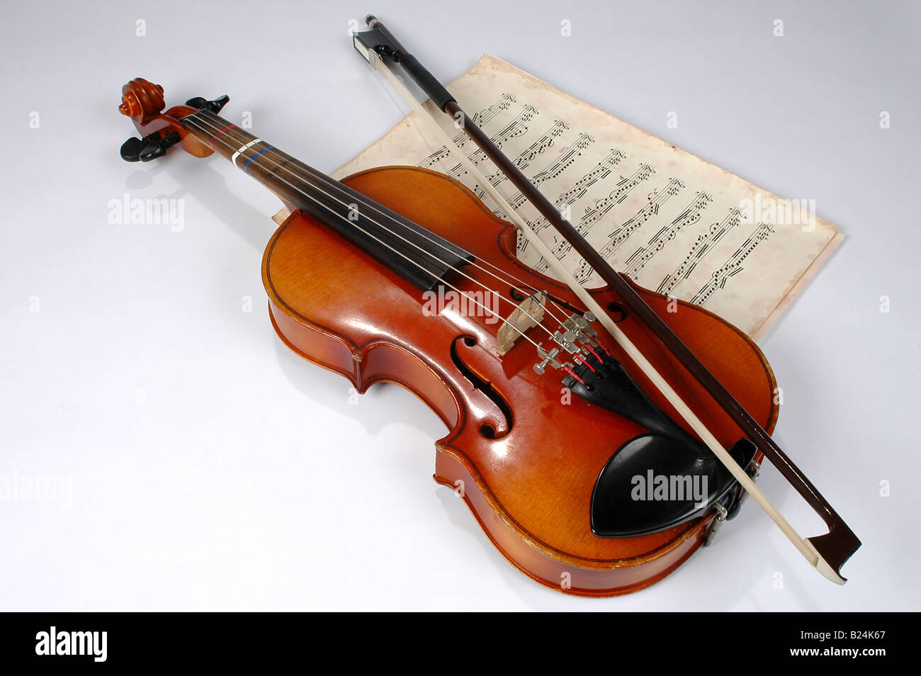 Ancien violon avec vintage music Banque D'Images
