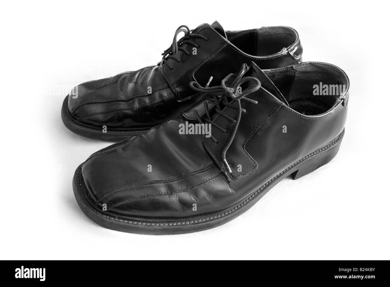 Une paire de chaussures habillées pour hommes noir isolated over white Banque D'Images
