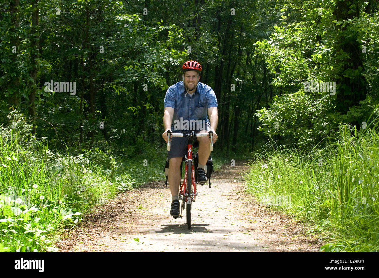 Homme bicycle rider glisse sur le chemin de pays dans le Michigan, U.S.A. Banque D'Images